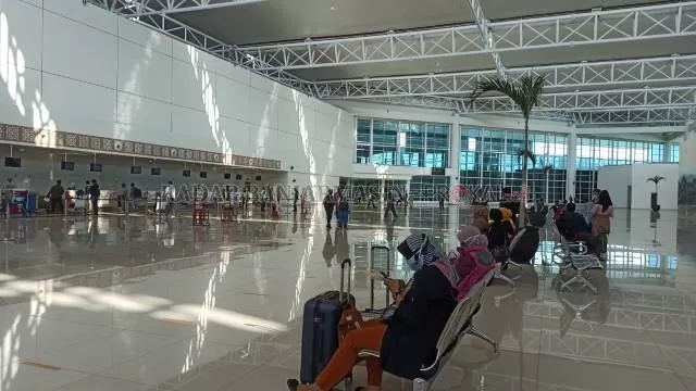 MAKIN RINGAN: Para penumpang menunggu di ruang tunggu bandara Syamsuddin Noor. Pemerintah kembali menurunkan harga PCR. | Foto: DOK/RADAR BANJARMASIN