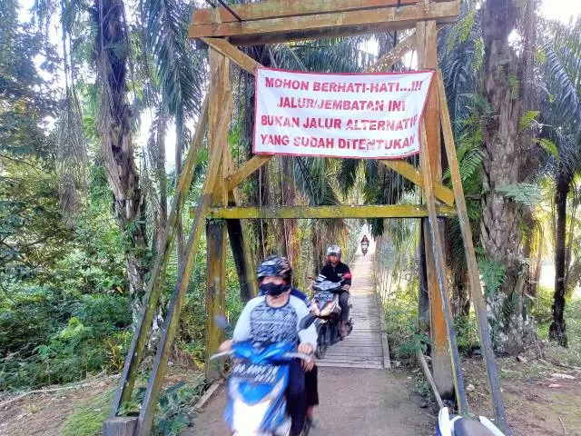 TIDAK DIANJURKAN : Jembatan gantung yang dijadikan warga sebagai jalur alternatif darurat. : FOTO HUMAS RADAR BANJARMASIN.