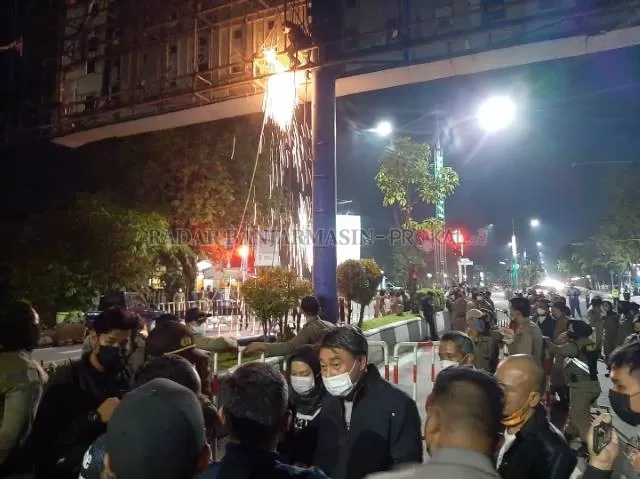 GADUH: Ketua APPSI Kalsel, Winardi Sethiono (masker putih) memprotes pembongkaran baliho bando di Jalan Ahmad Yani