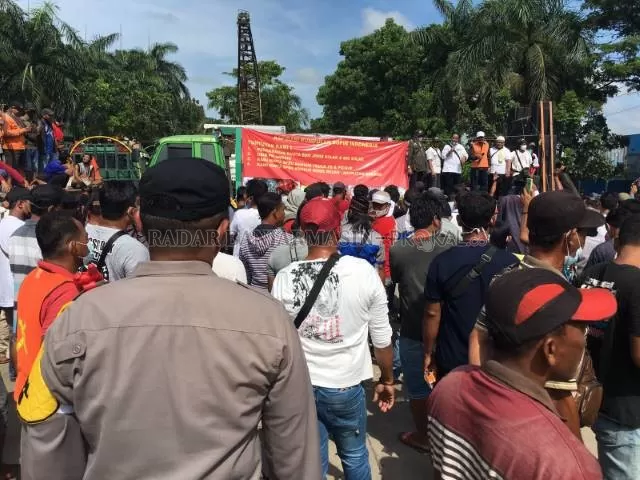 PROTES: Buruh dan sopir Pelabuhan Trisakti Banjarmasin melakukan protes maraknya pelangsir di SPBU. | Foto: Muhammad Oscar Fraby/Radar Banjarmasin