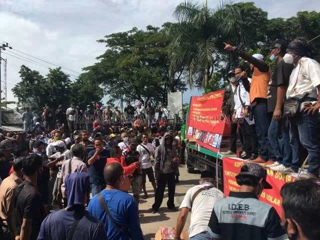 TUNTUT KEADILAN: Para sopir mogok kerja dan memenuhi gerbang Pelabuhan Trisakti Banjarmasin, kemarin. Mereka meminta penyaluran solar subsidi lebih ditata pemerintah. | FOTO: M OSCAR FRABY/RADAR BANJARMASIN