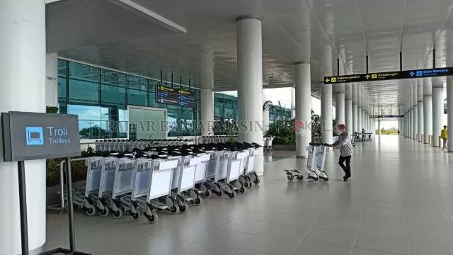 TAK SIGNIFIKAN: Kondisi Bandara Internasional Syamsudin Noor, baru-baru tadi. Semenjak biaya tes PCR turun, penumpang pesawat mulai sedikit naik. | FOTO: SUTRISNO/RADAR BANJARMASIN