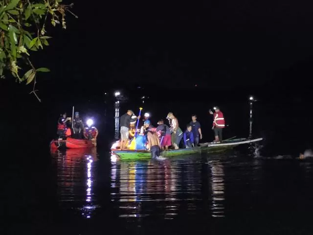 INSIDEN: Tim SAR gabungan mengevakuasi korban tenggelam di kawasan Danau Seran Kota Banjarbaru pada Minggu (31/10) malam. | Foto: Basarnas Banjarmasin for Radar Banjarmasin