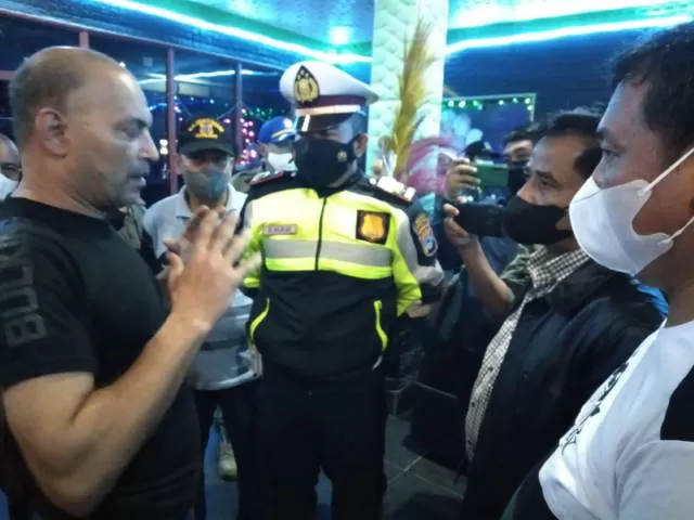 ADU ARGUMEN: Pemilik Kafe Lion Hossam Farouk (kiri) berdebat dengan anggota DPRD HST Salpia Ridwan (kanan) dalam sidak yang digelar, Selasa (2/11) malam.| FOTO: JAMALUDDIN/Radar Banjarmasin
