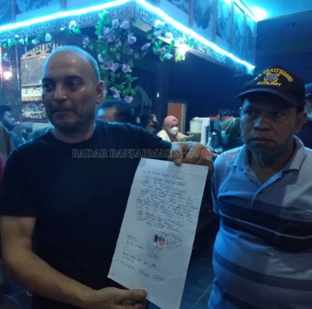 MELANGGAR: Kafe milik Hossam Farouk (kiri) menulis surat pernyataan tidak mengulangi perbuatannya lagi. Ia juga mendapat surat peringatan satu karena terbukti menyalahi izin usaha kafe. | FOTO JAMALUDDIN/Radar Banjarmasin