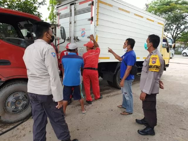 BERJAGA: Dua anggota Polresta Banjarmasin mengawasi SPBU Jalan Sultan Adam, Banjarmasin Utara, Rabu (3/11) pagi.