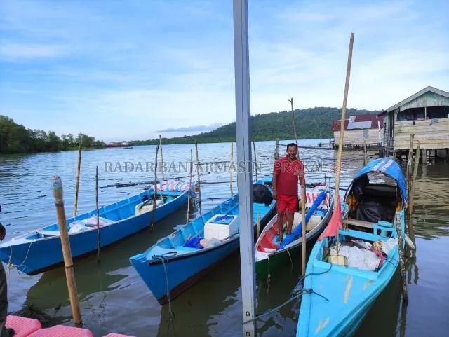 PELAUT ULUNG: Abdul Rasyd di atas perahu kecilnya. Hasil nelayan mampu menyekolahkan tiga anaknya. | FOTO: ZALYAN SHODIQIN ABDI/RADAR BANJARMASIN