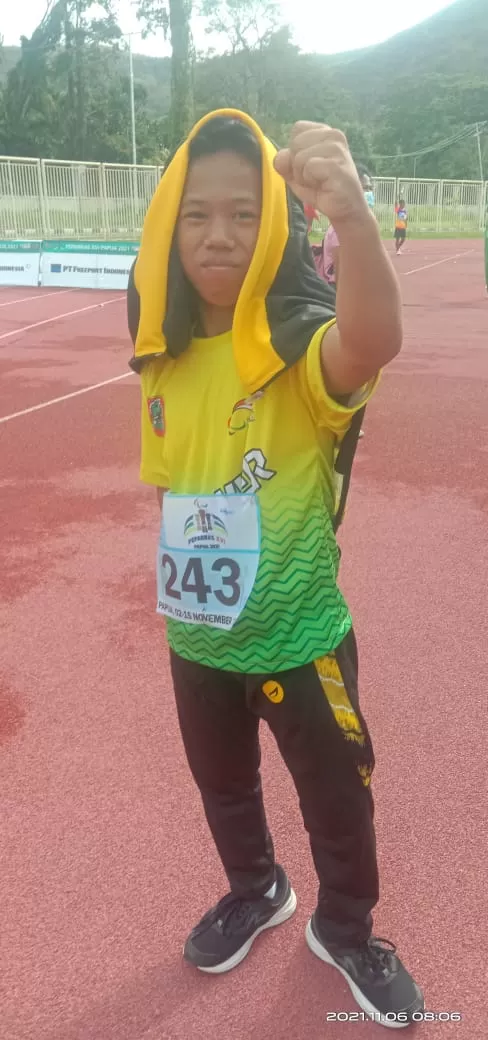 MEDALI PERTAMA: Ansari sukses mempersembahkan medali emas perdamna buat Kalsel di ajang Peparnas XVI 2021 Papua lewat penampilannya dinomor tolak peluru, Sabtu (7/11).
