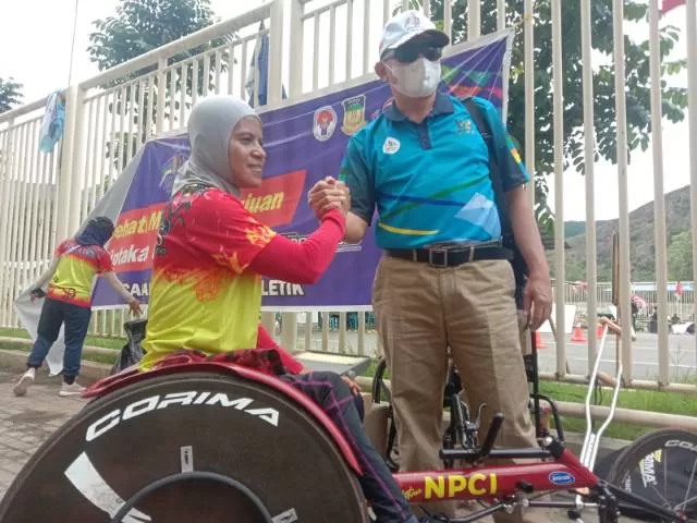 LUMAYAN: Mulyani, atlet Balap Kursi Roda (BKR) Kalsel meraih medali perunggu Peparnas XVI 2021 Papua mendapat ucapan selamat dari Kadispora Kalsel, H Hermansyah, Sabtu (6/11).