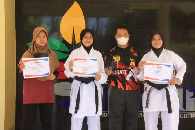 TAMBAH MOTIVASI: Ketua Forki HSU Adi Lesmana menyerahkan sertifikat penghargaan pada karateka berprestasi Kabupaten HSU.