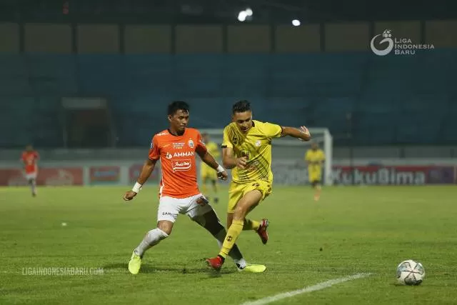 BERBAGI POINN: Persija Jakarta nyaris menang dari Barito Putera di Stadion Moch Soebroto karena mendapatkan hadiah tendangan penalti kontroversial di penghujung laga.