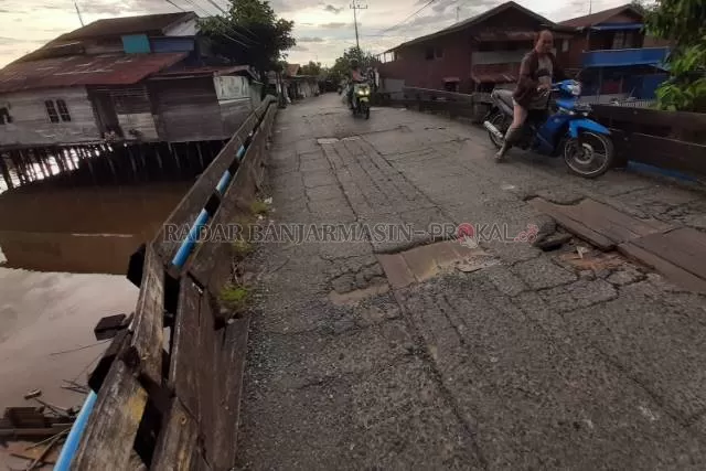 RUSAK: Jembatan yang menghubungkan RT 12 dan RT 23 di Kelurahan Pangeran. Warga berharap lekas diperbaiki.