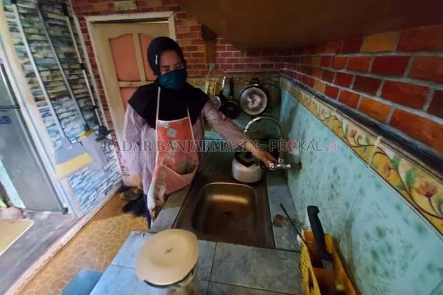 KERAN MATI: Warga Alalak Tengah menunjukkan keran mati di dapurnya. Sudah tiga bulan distribusi air bersih ke pelanggan di area Banjarmasin Utara tersendat. | FOTO: WAHYU RAMADHAN/RADAR BANJARMASIN