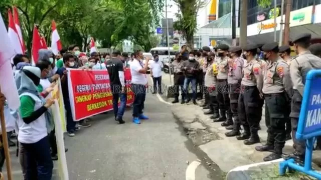 UNJUK RASA: Demonstrasi massa yang menamakan dirinya KAKI di depan kantor cabang PT Pertamina di Jalan Lambung Mangkurat, kemarin (8/11).