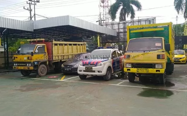 BARANG BUKTI: Dua truk dengan tangki yang sudah dimodifi kasi untuk melangsir solar, diparkir di halaman Mapolresta Banjarmasin. | FOTO: MAULANA/RADAR BANJARMASIN