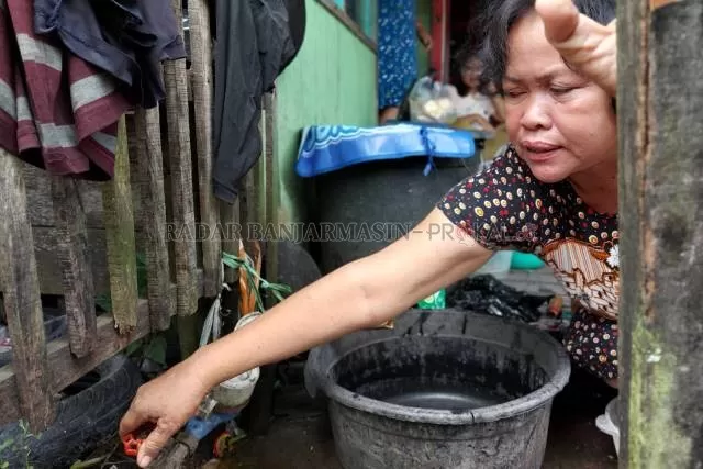 KERAN MATI: Pelanggan PDAM di Alalak Tengah sudah tak menerima suplai air bersih selama sepekan terakhir. | FOTO: WAHYU RAMADHAN/RADAR BANJARMASIN
