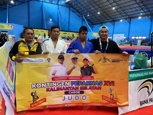 SATU TIM: Syahrudin dan Zainal Abidin masing-masing meraih medali emas dan perak di cabor judo tunet kelas 60 kilogram di Peparnas XVI 2021 Papua.
