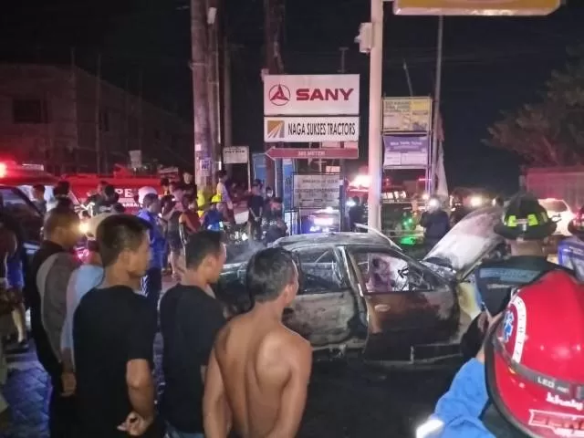 LUDES: Mobil jenis sedan merek Timor terbakar di depan Indomaret Trikora Banjarbaru atau tepatnya di Simpang Empat eks lokalisasi Pembatuan pada Senin (8/11) malam.