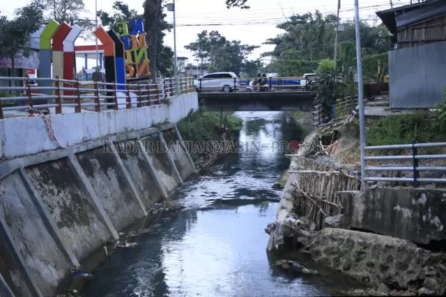 SUNGAI IKONIK: Dinas Lingkungan Hidup Kota Banjarbaru mengklaim kualitas air sungai kemuning masih dalam kategori baik, meski tidak menyarankan untuk dikonsumsi. | Foto: Muhammad Rifani/Radar Banjarmasin