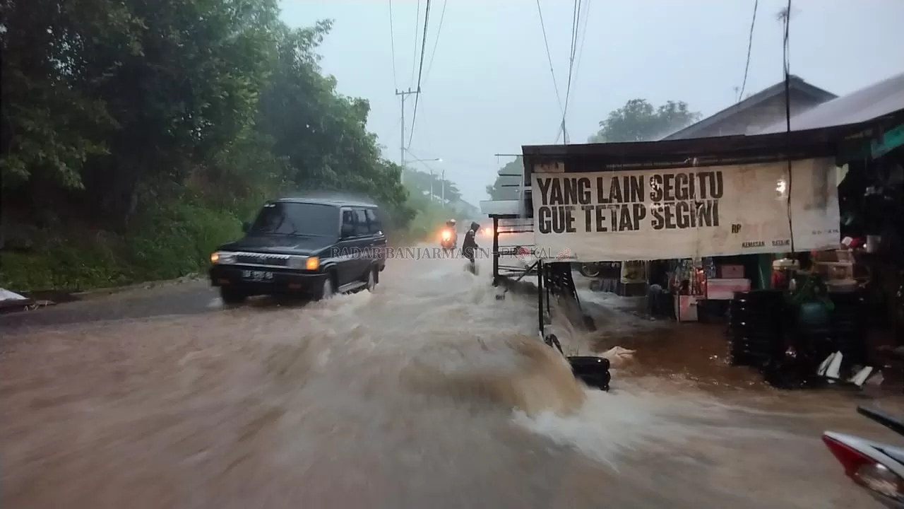 TERGENANG: Kondisi Jalan Pintu Air, Kelurahan Tanjung Rema Darat, Kabupaten Banjar yang tergenang akibat hujan deras kemarin (11/11) sore.
