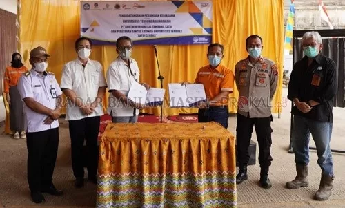 KERJA SAMA: Penandatanganan kerja sama UT UPBJJ Banjarmasin dan PT Arutmin Indonesia Satui dalam rangka meningkatkan Kualitas Sumber Daya Manusia di Kecamatan Satui.