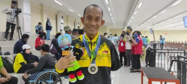 LUMAYAN: Ahmad Firdaus meraih medali perak untuk Kalsel dari cabor para shooting (menembak) Peparnas XVI 2021 Papua, Jumat (12/11).