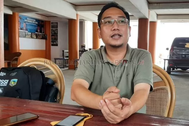 PENELITI: Direktur Polteknik Kotabaru, M Rezky Oktavianoor membeberkan hasil penelitian di Pulau Laut Utara, Kabupaten Kotabaru. | FOTO: WAHYU RAMADHAN/RADAR BANJARMASIN