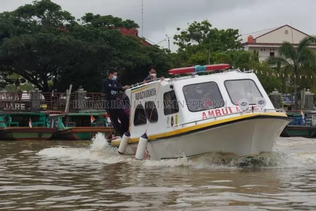 NGEBUT: Ambulans air milik Rumah Sakit Sultan Suriansyah melaju di Sungai Martapura, kemarin (12/11) dalam peringatan Hari Kesehatan Nasional (HKN). | FOTO: WAHYU RAMADHAN/RADAR BANJARMASIN