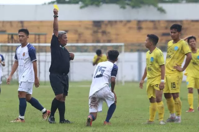 KONTROVERSI: Kepemimpinan wasit asal Tanah Bumbu, Jailani Malik dinilai merusak fairplay dalam sepak bola.