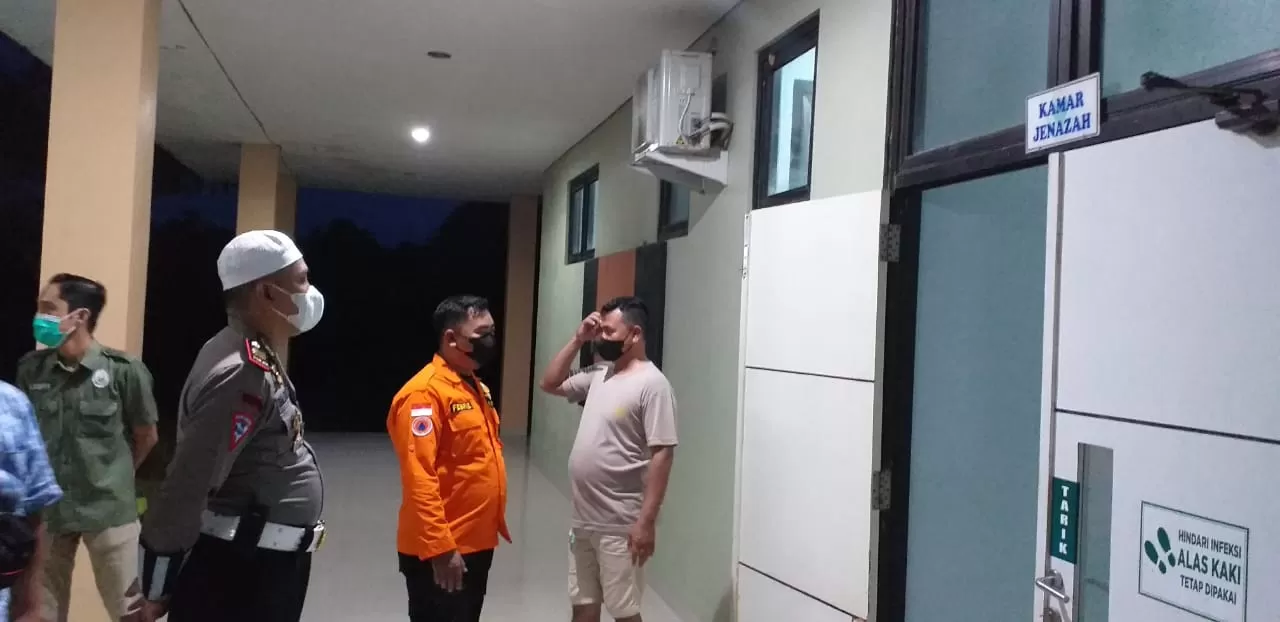DI KAMAR MAYAT: Jajaran Satlantas Polres Tabalong dan BPBD Tabalong ketika berada di kamar jenazah RSUD H Badarudin Kasim.
