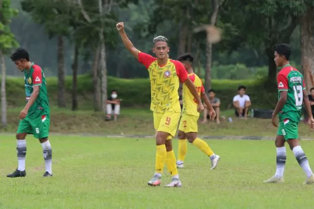 KUASAI PUNCAK: Koko Dwi mencetak quat-trick saat Batulicin Putra 69 menaklukkan Persebaru Banjarbaru dengan skor telak 6-0 di Lapangan Rindam Banjarbaru, kemarin (15/11) sore.