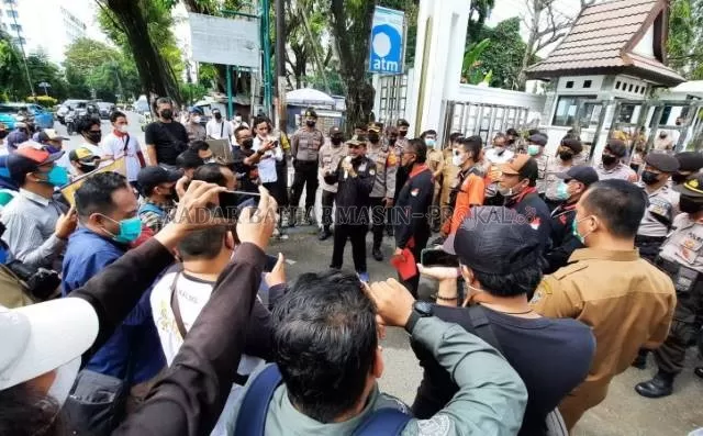 DEMONSTRASI: Ketua DPRD Kalsel, H Supian HK menerima pendemo di depan gedung dewan. | Foto: ENDANG/RADAR BANJARMASIN