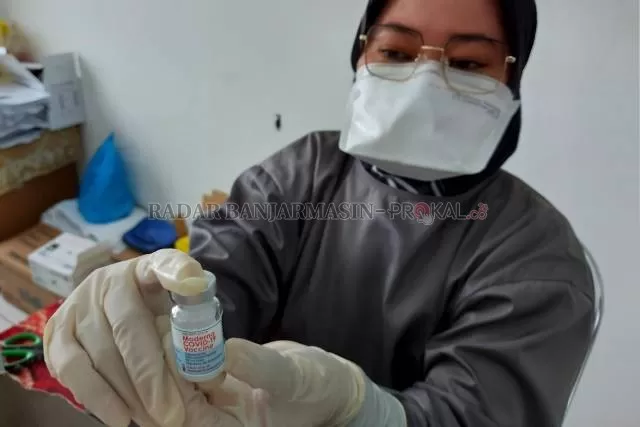 VIAL VAKSIN: Nakes di Banjarmasin menunjukkan vaksin merek Moderna. | FOTO: WAHYU RAMADHAN/RADAR BANJARMASIN