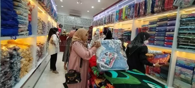 BARU DIBUKA: Azzam Collection menyediakan peralatan bed cover, sprei hingga handuk keset dengan harga sama di Pasar. | Foto: Maulana/Radar Banjarmasin