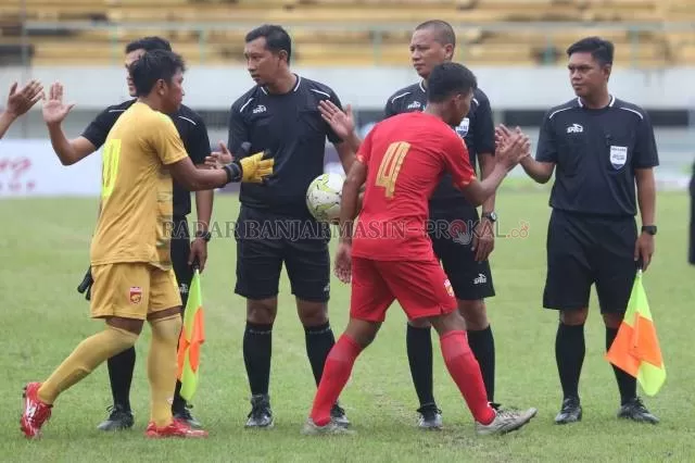 TANPA LAWAN: Proses jabat tangan antara tim Peseban Banjarmasin dan perangkat pertandingan yang tanpa dihadiri tim Barabai FC dalam lanjutan babak penyisihan grup B Liga 3 zona Kalsel.