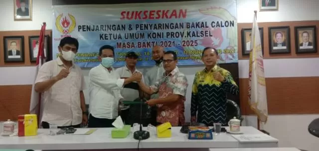 HARI TERAKHIR: Tim incumbent Ketua Umum KONI Kalsel, Bambang Heri Purnama yang diwakili Enly Hadiyanor menyerahkan berkas pendaftaran kepada TPP Balon Ketum KONI Kalsel, Kamis (18/11).
