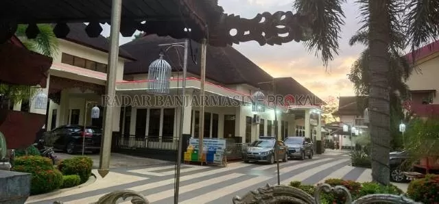 SEPI: Rumah jabatan Bupati HSU saat didatangi petugas KPK dikawal kendaraan patroli Polres HSU. |  Foto: Muhammad Akbar Radar Banjarmasin