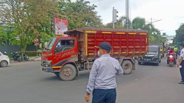 DIADANG: Akhirnya, truk-truk yang berseliweran di jalan dalam kota pada jam padat lalin ditertibkan.