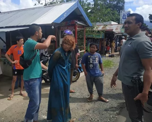 DIAMANKAN: Personil Polsek Pelaihari amankan pelaku pembacokan di Desa Atu-Atu, Jum'at (19/11)