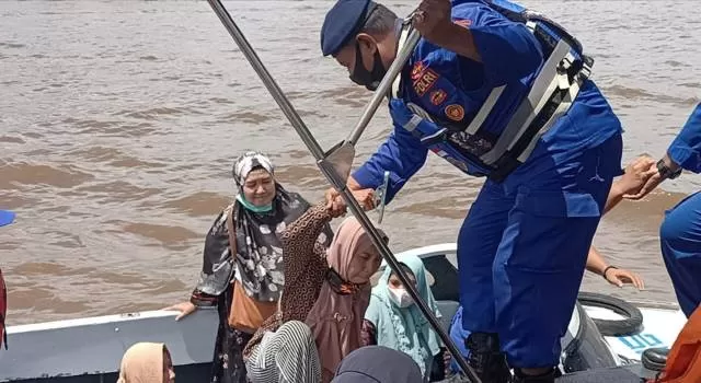 EVAKUASI: Lansia, orang dewasa dan anak kecil diangkut kapal cepat Sat Polairud Polresta Banjarmasin menuju ke daratan.