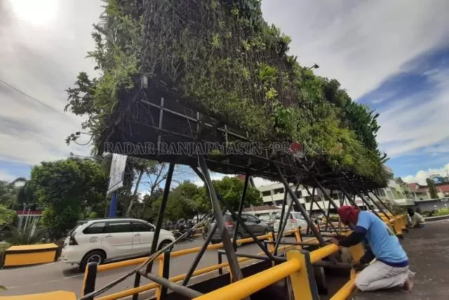 TUMBUH KE ATAS: Taman vertikal di atas Jembatan Tatas, Jalan Sudirman. Sudah belasan mesin pompa untuk penyiram taman vertikal yang dicuri maling. | FOTO: WAHYU RAMADHAN/RADAR BANJARMASIN