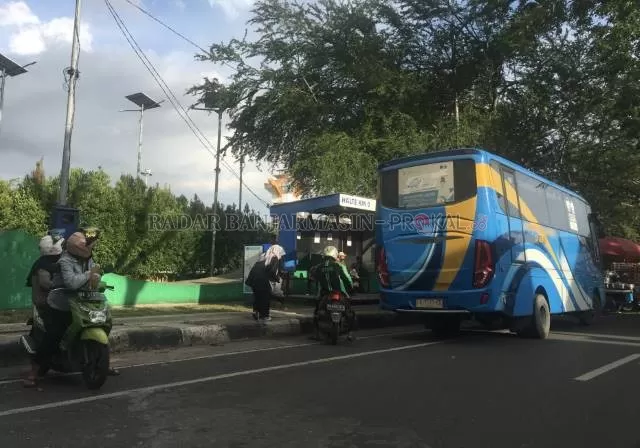 DITAMBAH: Bus Banjarbakula di sebuah halte di Banjarmasin. | FOTO: DOK/RADAR BANJARMASIN