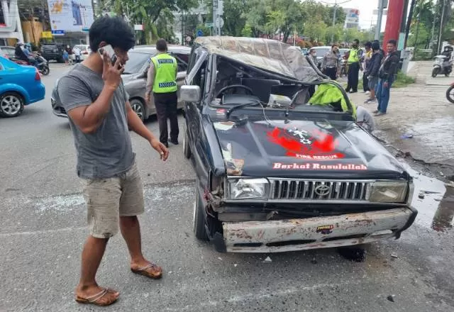 RUSAK BERAT: Mobil BPK AES Nasution yang mengalami kecelakaan tunggal di Jalan Ahmad Yani kilometer dua.