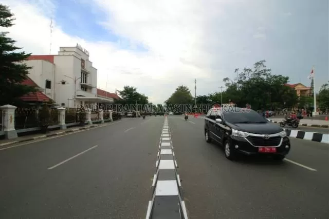 DIPASANG: Setelah diuji cobakan beberapa bulan, ruas jalan Panglima Batur di depan Balai Kota diputuskan dipasang pembatas jalan oleh Dishub Banjarbaru. | Foto: Muhammad Rifani/Radar Banjarmasin