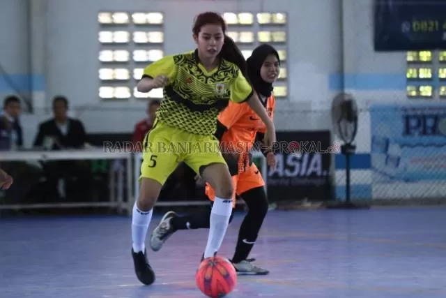HAT-TRICK: Flank tim putri HST, Nor Ansa berhasil mencatatkan tiga gol ke gawang Balangan dalam laga babak penyisihan grup A Kejurprov Futsal 2021 yang berlangsung di Lapangan Borneo Indoor Futsal, Banjarmasin, kemarin (22/11).
