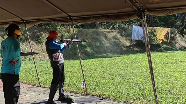 BIDIKAN: Aksi penembak di Kejuaraan Menembak Open Tournament 2021 bidang berburu yang berlangsung di lapangan tembak Brimob Polda Kalsel.