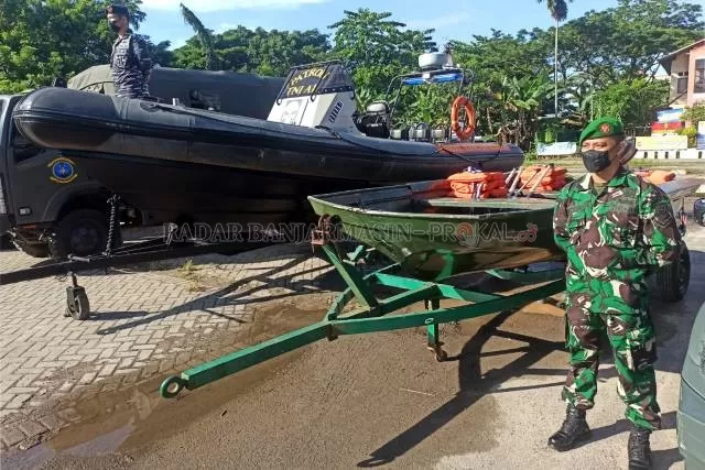 APEL GABUNGAN: Pameran peralatan untuk penanganan banjir dari TNI dan Polri di Taman Kamboja, Jalan Anang Adenansi, kemarin (22/11).