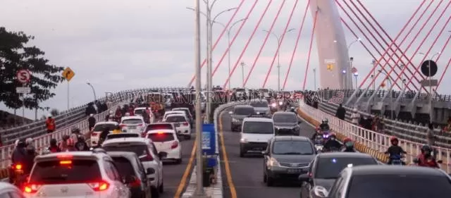 TARGET BESAR: Kendaraan melintas di Jembatan Basit Banjarmasin belum lama tadi. Pemprov mencanangkan program relaksasi tunggakan pajak kendaraan bermotor untuk mendapatkan pemasukan kas daerah. | FOTO: DOK/RADAR BANJARMASIN
