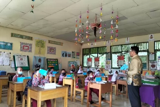 MENGAJAR: Calon Guru Penggerak Miseransyah saat mengajar di Sekolah SDN 1 Mahang Sungai Hanyar.