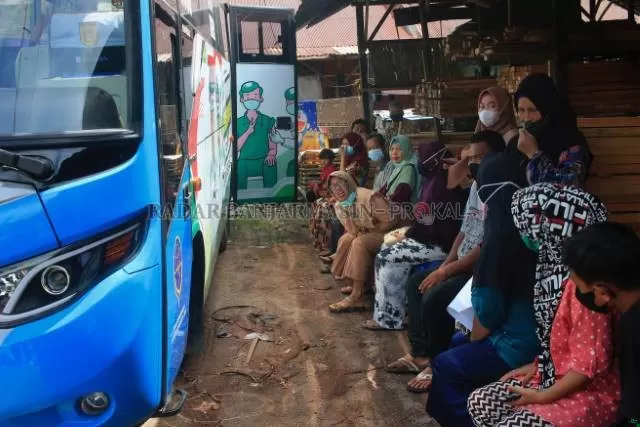 VAKSINASI: Warga mengantre untuk menerima vaksin di bus keliling. | FOTO: MUHAMMAD RIFANI/RADAR BANJARMASIN